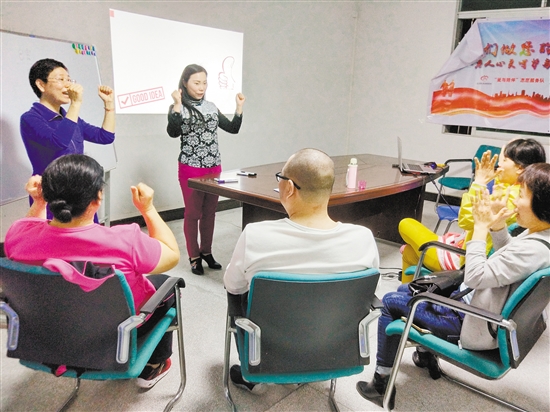 接受专业培训 掌握沟通技巧 志愿者学当困难老