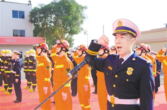 消防救援队伍宣誓，承接新使命。