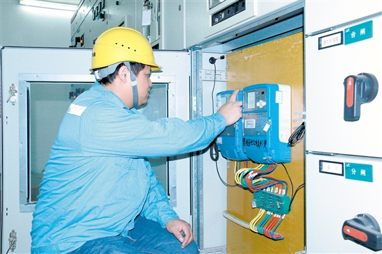 鹤山供电局工作人员查看智能电表运行情况。