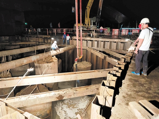 虎坑大桥工程11号水中主墩承台钢板桩围堰工程完成封底浇筑。