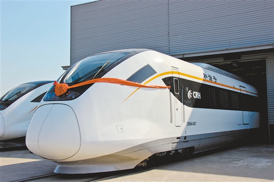昨日正式交付使用的广东南车首列CRH6A型城际动车组。林润开