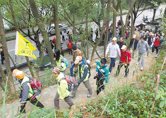 启用仪式结束后，全体人员前往新会区体验圭峰山潮人径。