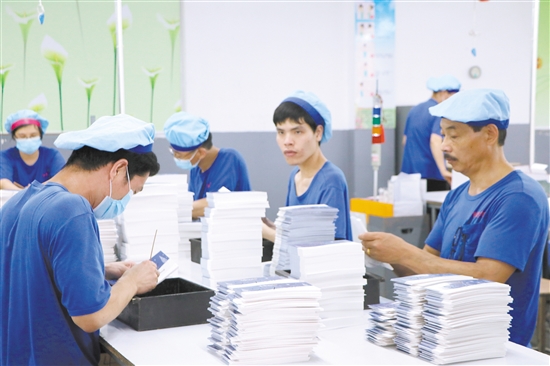 人口与贫困问题_...国7000多万贫困人口(2)