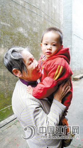 小燊失聪奶奶哭求助回到有声世界需40万-爱