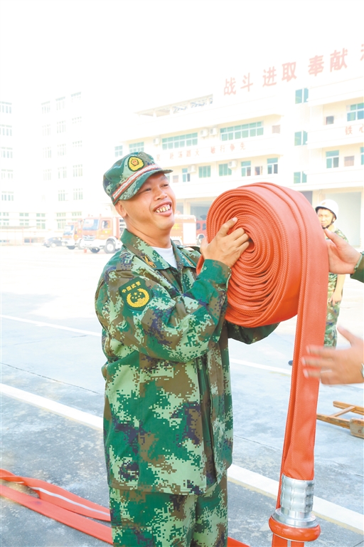 风雨守候12年终圆消防梦的陈晓均