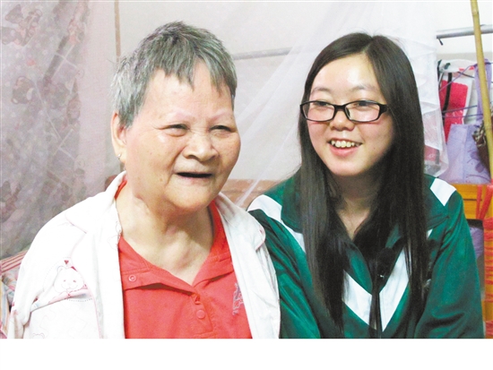 带着病母读书的孝女陈凤英