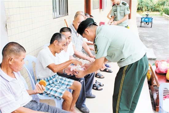 下川边防派出所民警为老人分发月饼。 下川边防派出所民警为老人分发月饼。
