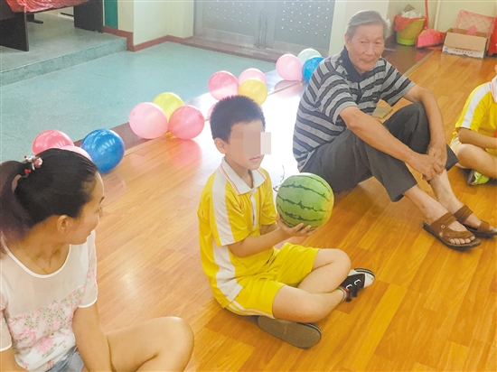 社工义工用爱陪伴 爱心爸妈助留守儿童成长-