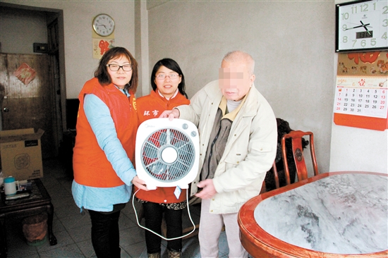 波哥的父亲接收电风扇。