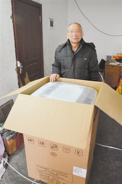 有了新洗衣机，66岁的达叔可以不再忍着疼痛弯腰洗衣服了。