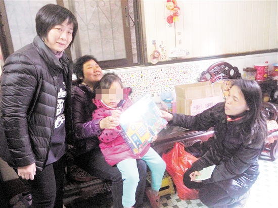 小妍妍收到了绘本。
