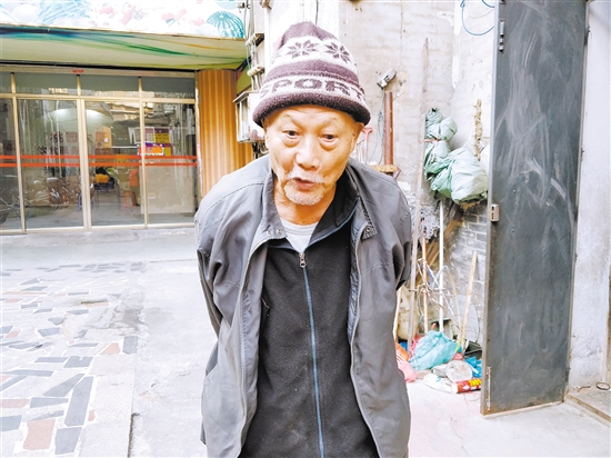 孤寡老人留伯新年希望能换一个新的煤气炉。