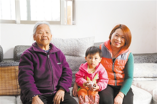 韦凤花（右）与家婆、小女儿一起。