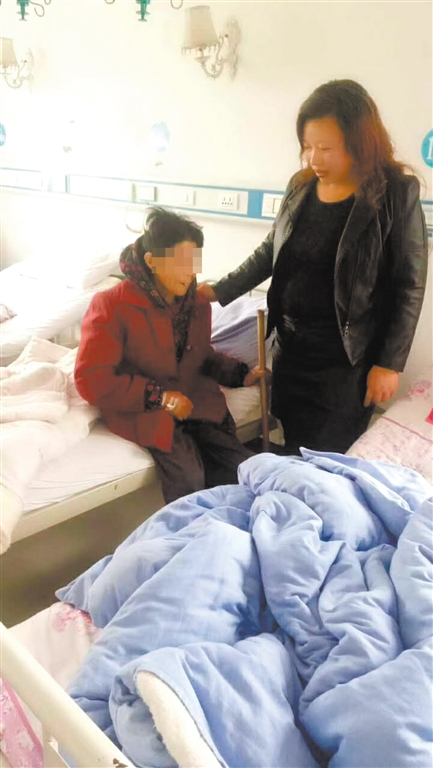 义工慰问医院老人，送上新衣服。