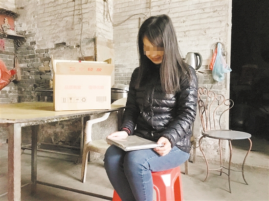 拿着小珊渴望的平板电脑，聊着可爱的女儿，小珊的妈妈开心地笑了。
