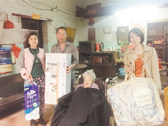 羽绒被和暖风机顺利交到潘婆婆手中。