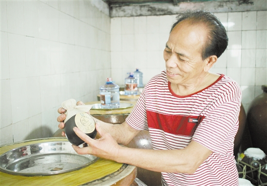 伍超和是一名企业家，他白手兴家，所经营的龙涛酒厂规模越来越大，是当地的知名企业。