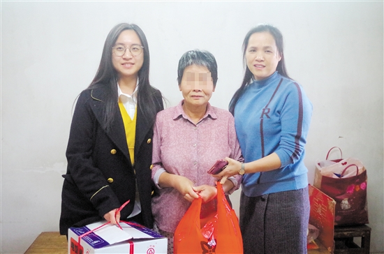 练女士与她女儿一起，将崭新的电饭煲和年货送到连姨家。