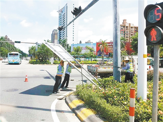 交警部门完善交通标志标线。