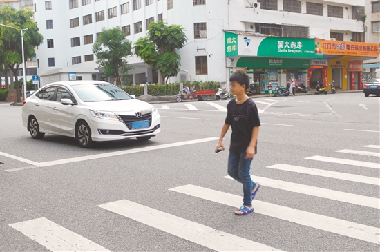 昨日17时许,在横岭市场附近的一处斑马线前,一辆小车停下礼让行人。 昨日17时许,在横岭市场附近的一处斑马线前,一辆小车停下礼让行人。