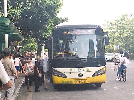 8月24日上午,蓬江区丽宫酒店公交站,乘客有序上车。 8月24日上午,蓬江区丽宫酒店公交站,乘客有序上车。
