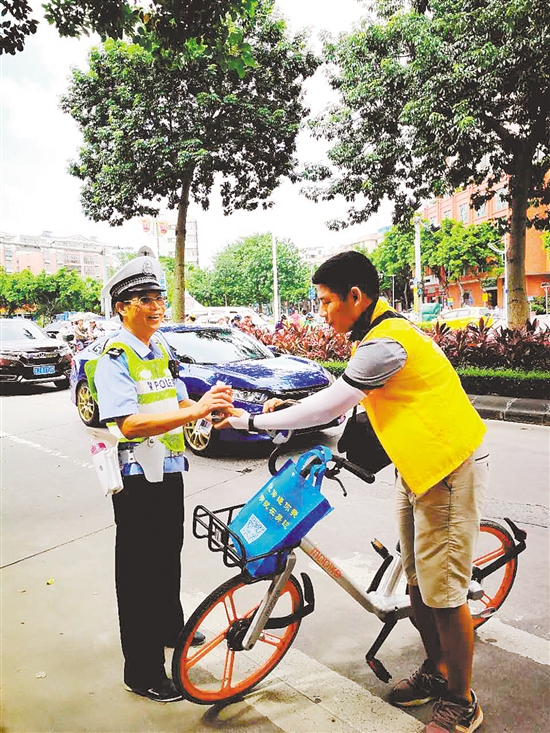 志愿骑行者为交警送清凉。