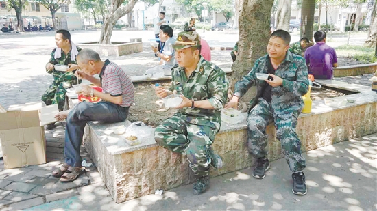 吃完盒饭继续干。