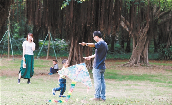 白水带环境整洁,风景宜人,吸引市民、游客前来放风筝。 白水带环境整洁,风景宜人,吸引市民、游客前来放风筝。