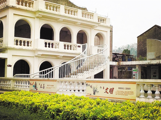 在新会梁启超故居（纪念馆）内显眼处张贴着图文并茂的文明宣传海报，讲文明氛围和讲卫生氛围十分浓厚。