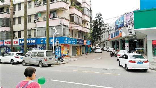 整改前蓬莱路乱停车现象普遍。