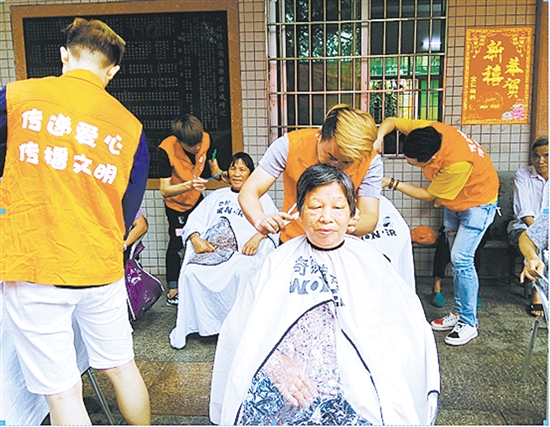 志愿者携手爱心单位探访老人和困难户