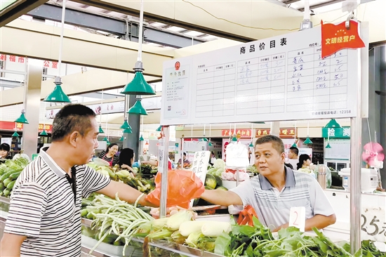 麻三嘉福市场在所有摊档统一设置告示牌，公示营业执照和商品价目表，让商品价格一目了然。