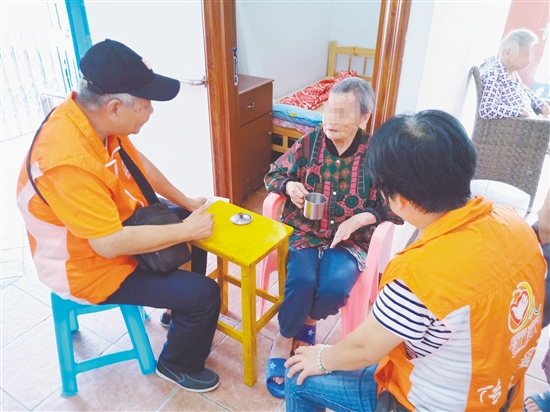 社工安抚受到惊吓的老人。 社工安抚受到惊吓的老人。