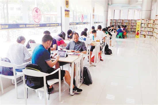 昨天，蓬江区东仓里24小时自助图书馆内，市民在安静地“充电”。