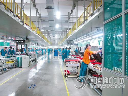 海信江门基地有多条现代化平板电视整机生产线