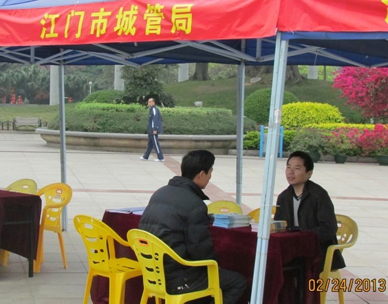 摆地摊的三轮车改装图_城市摆地摊收入(2)