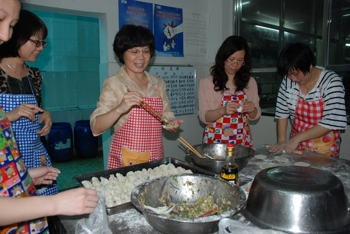 市民政局与市福利院孤寡老人欢庆母亲节-中国