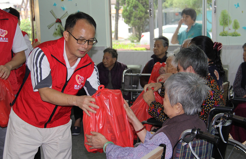 市民政局和直属单位党员义工前往敬老院慰问老