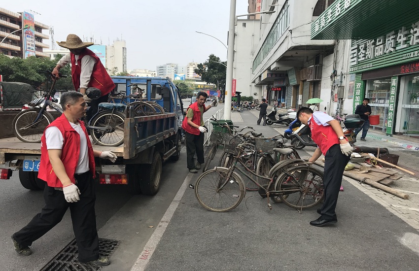政局联合蓬江交警冒雨清理胜利社区僵尸车还
