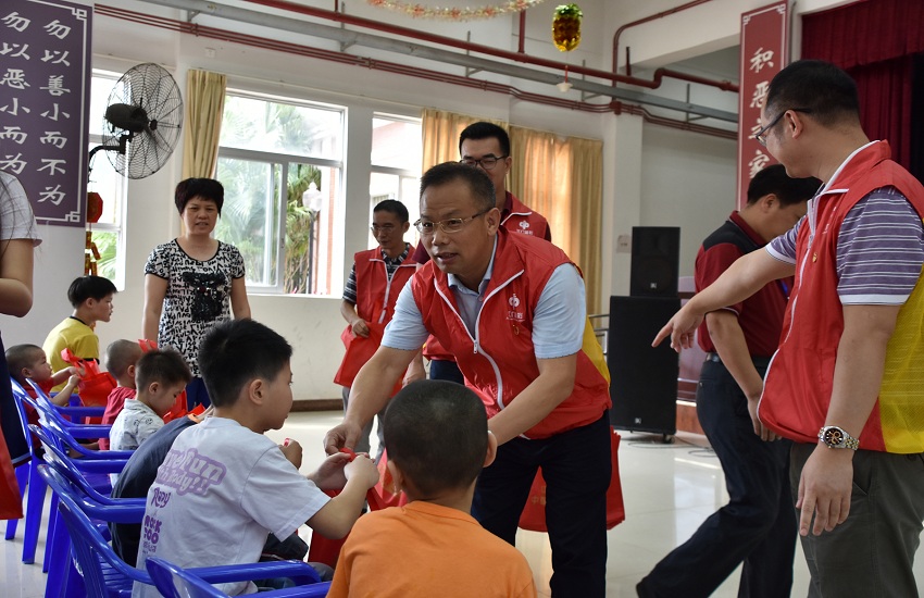 市民政局局长谢鸿猷同志一行给市儿童福利院的