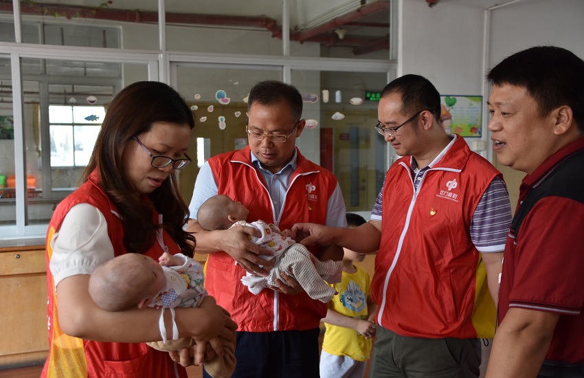 市民政局局长谢鸿猷同志一行给市儿童福利院的