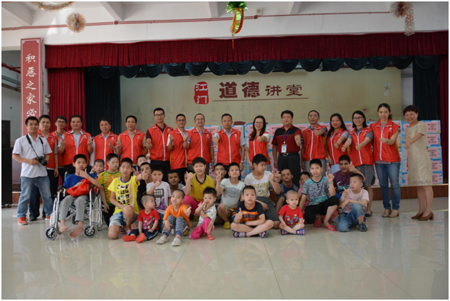 市民政局局长谢鸿猷同志一行给市儿童福利院的