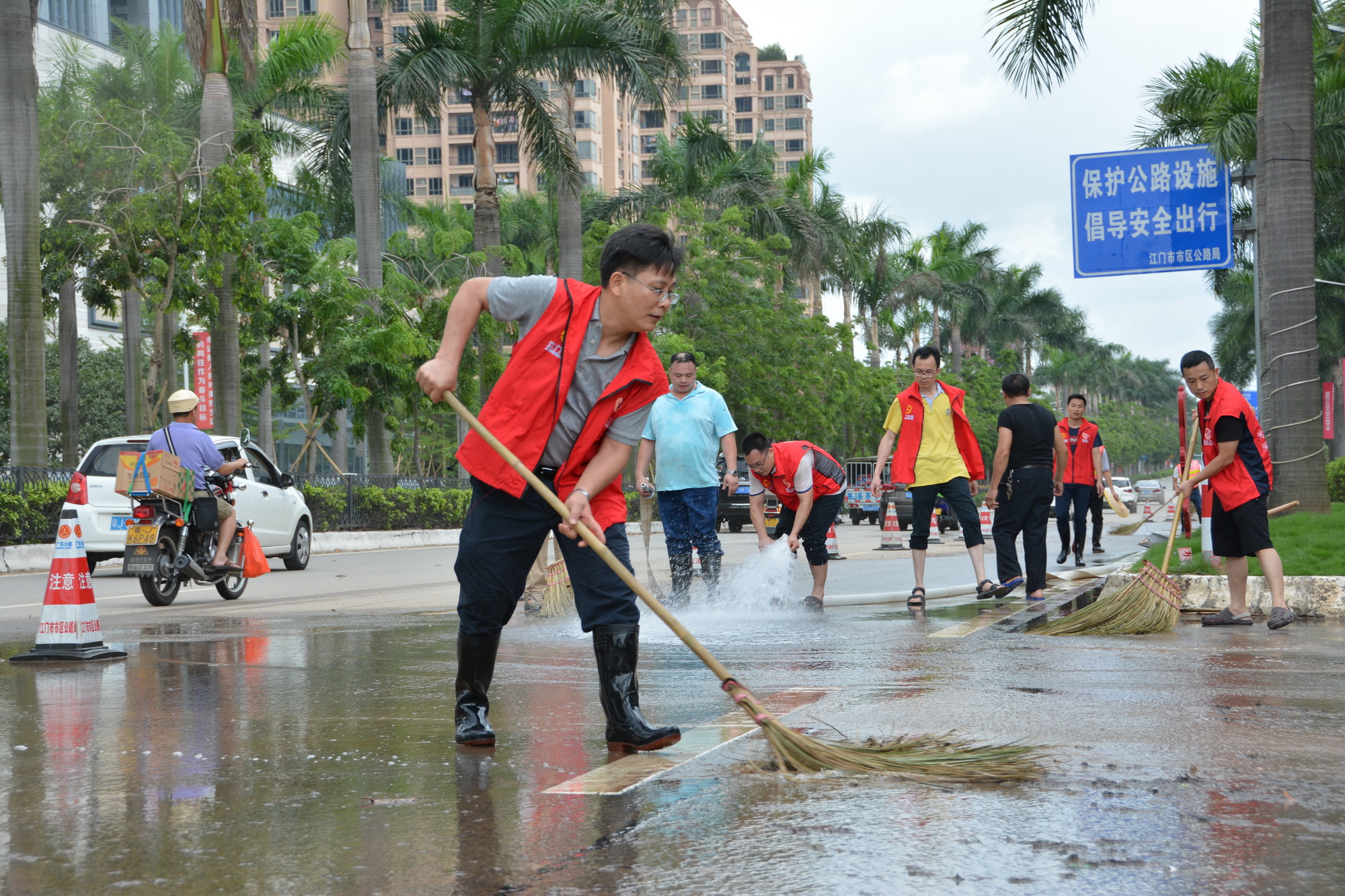艾云尼暴雨袭城 公路人众志成城--市公路局迅