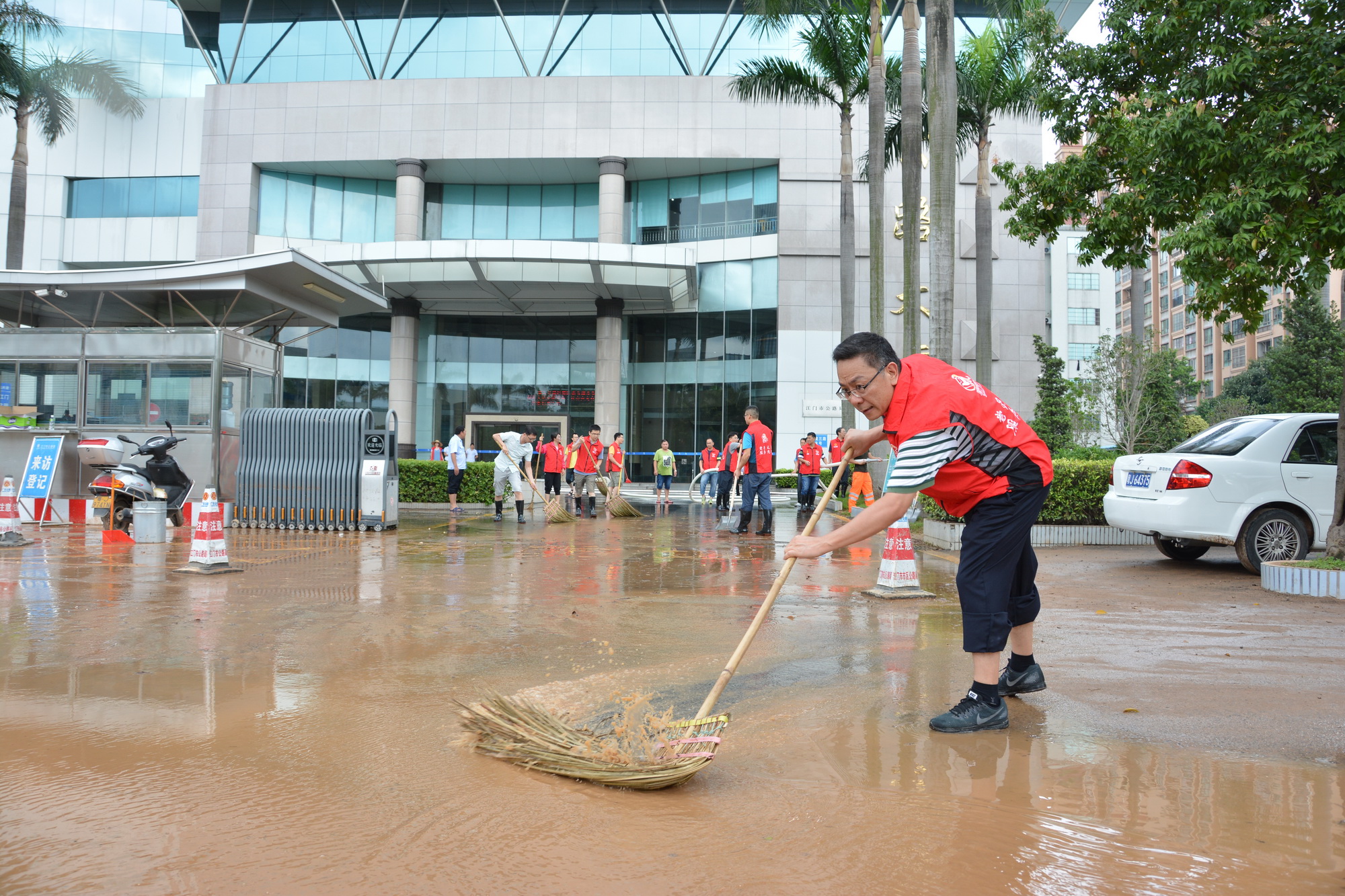 艾云尼暴雨袭城 公路人众志成城--市公路局迅