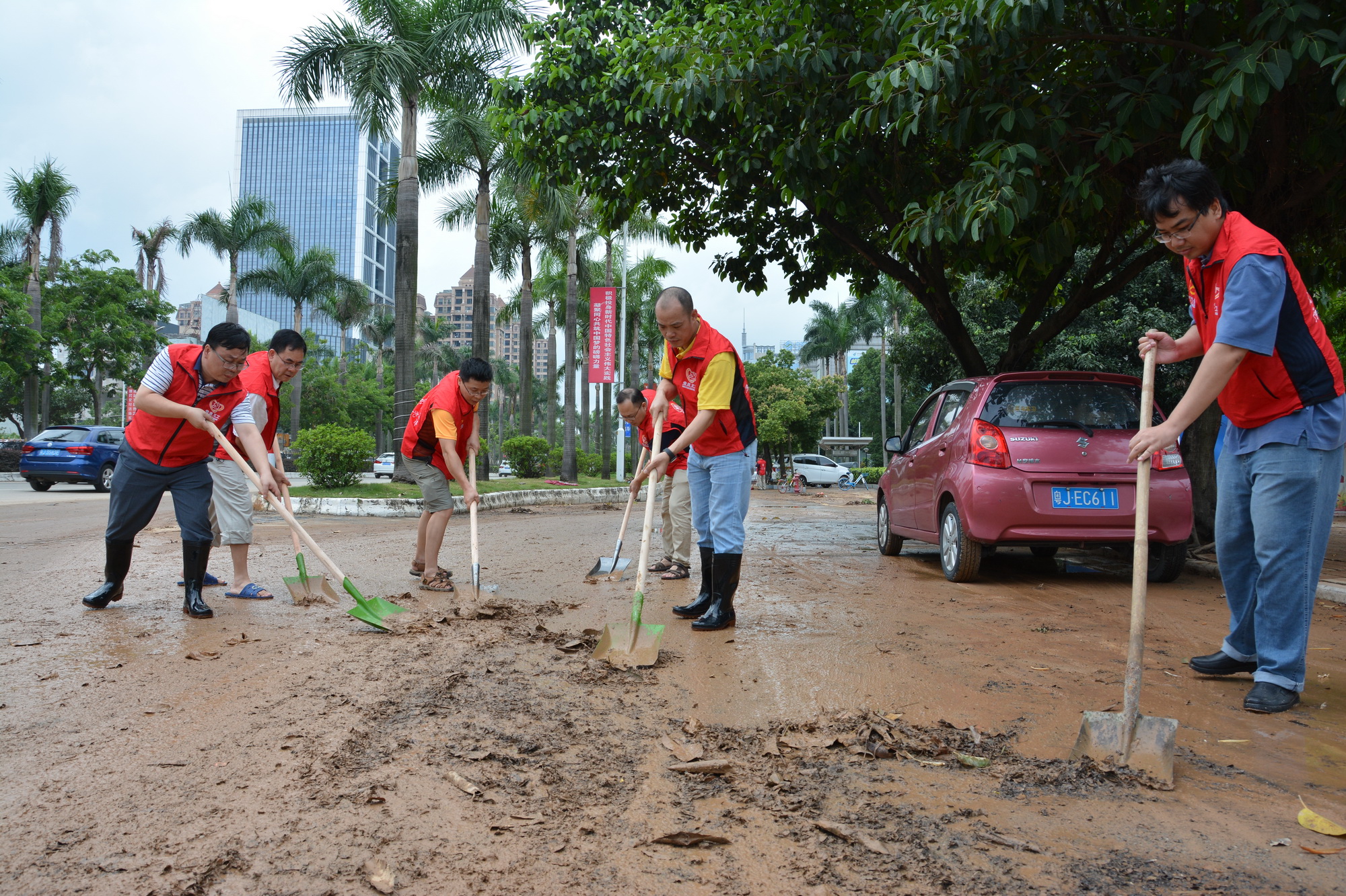 艾云尼暴雨袭城 公路人众志成城--市公路局迅