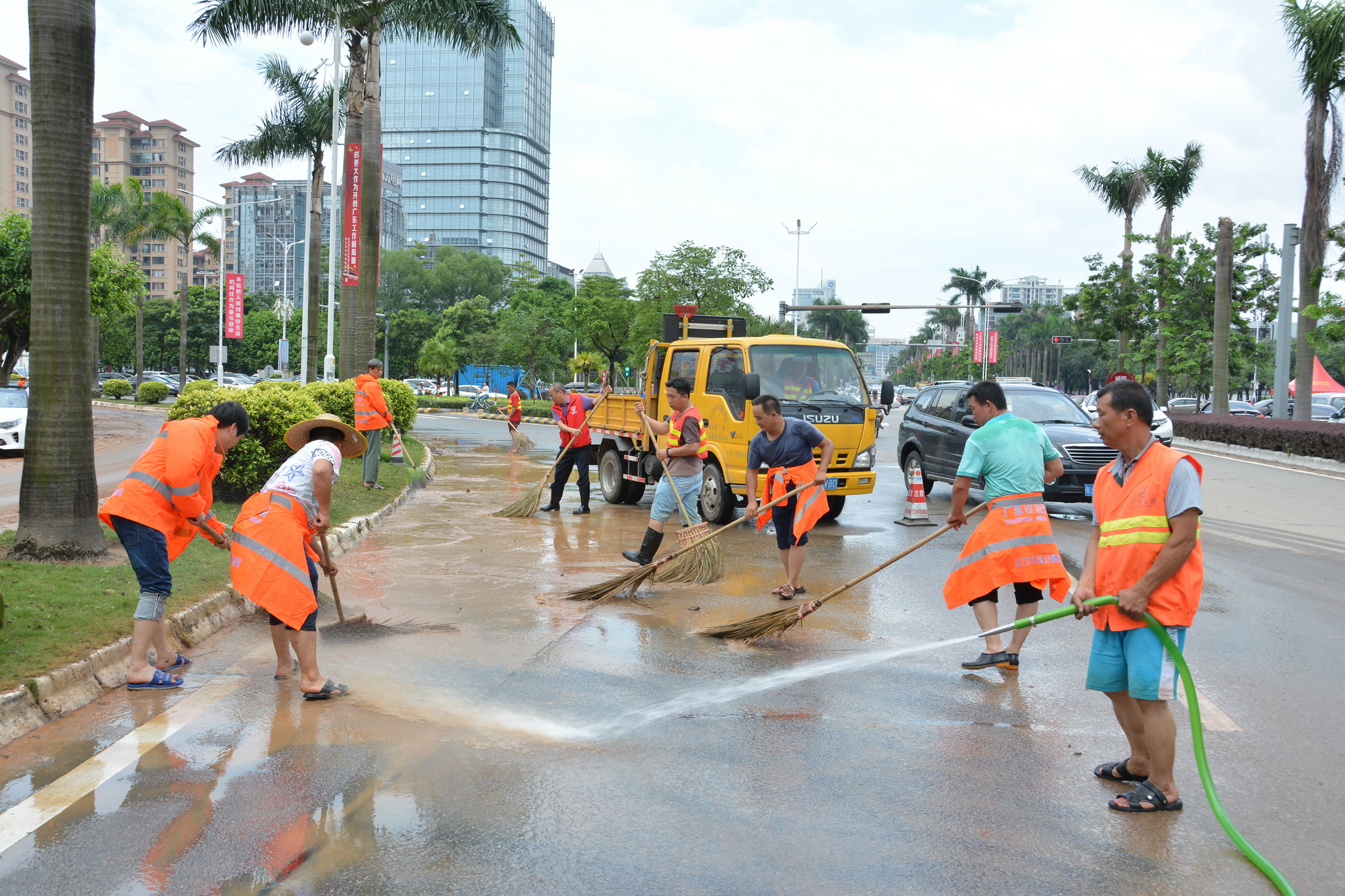 艾云尼暴雨袭城 公路人众志成城--市公路局迅