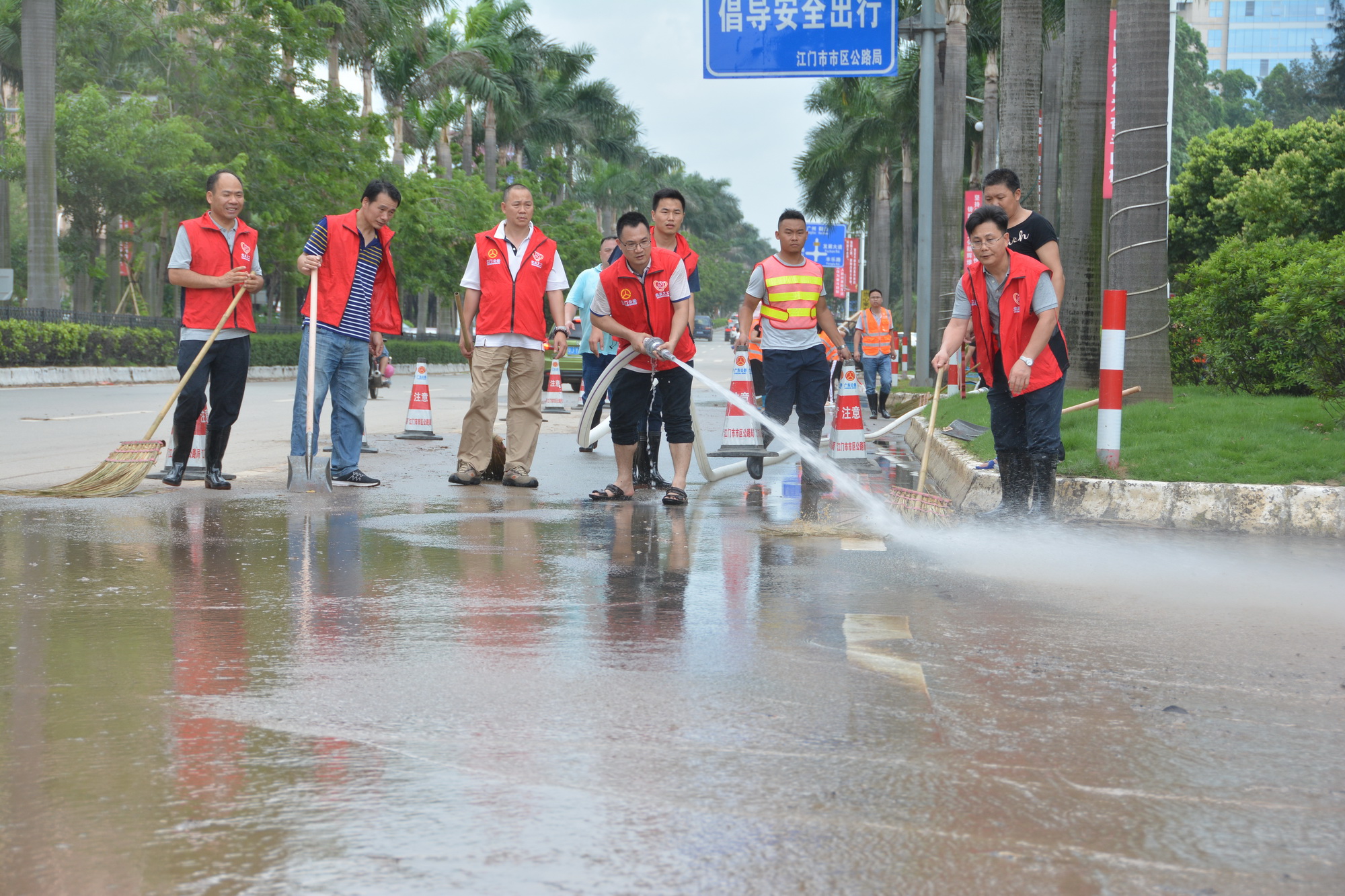艾云尼暴雨袭城 公路人众志成城--市公路局迅