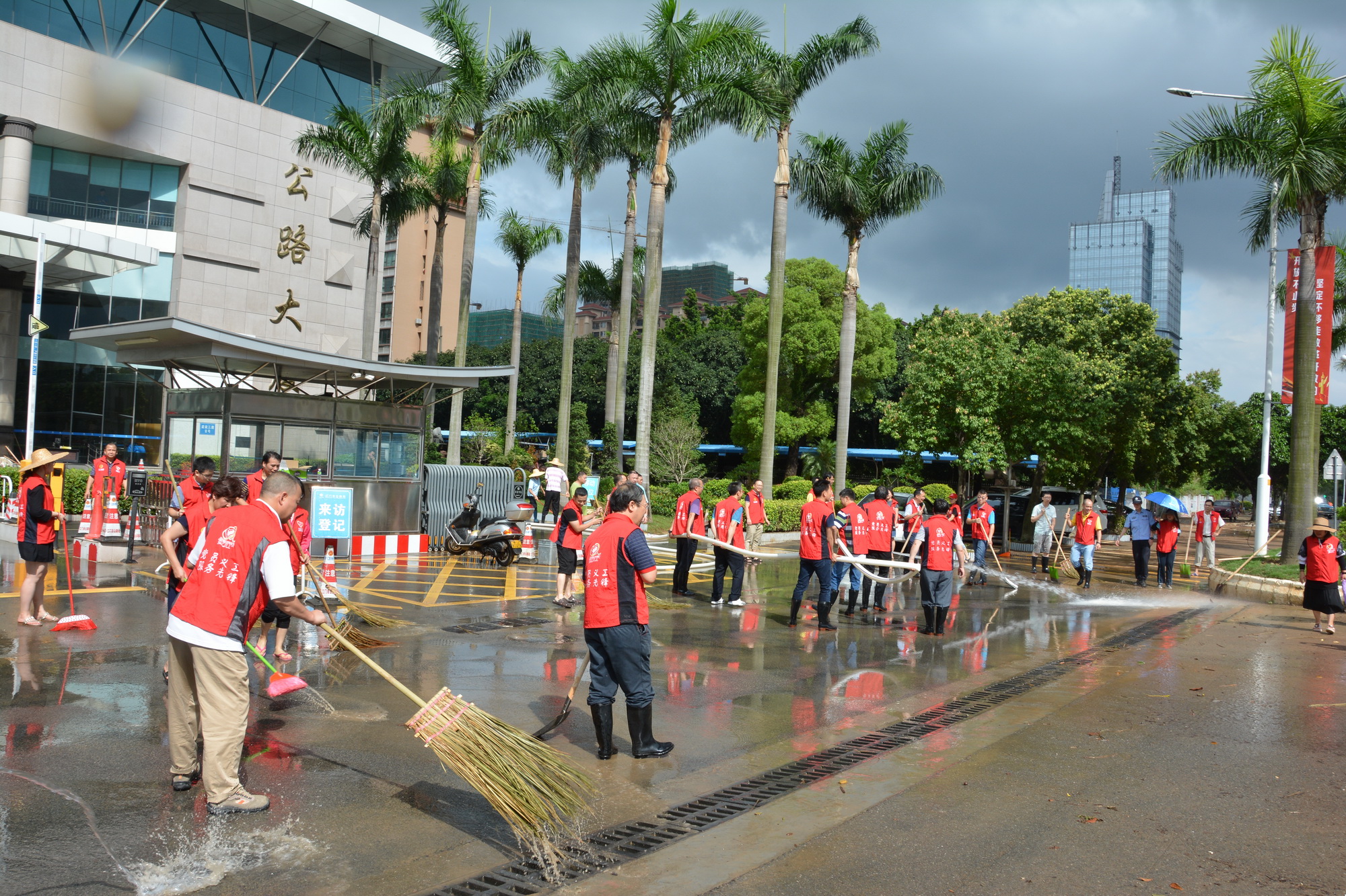 艾云尼暴雨袭城 公路人众志成城--市公路局迅