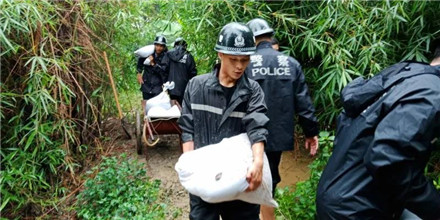 洪灾中的温暖瞬间--江门公安守护你