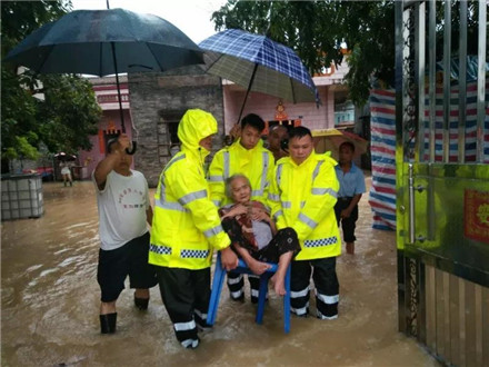 洪灾中的温暖瞬间--江门公安守护你